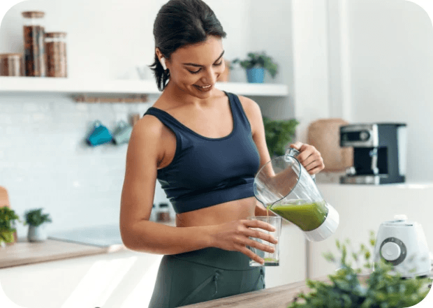 Mujer activa preparando su batido con NeoCell Collagen